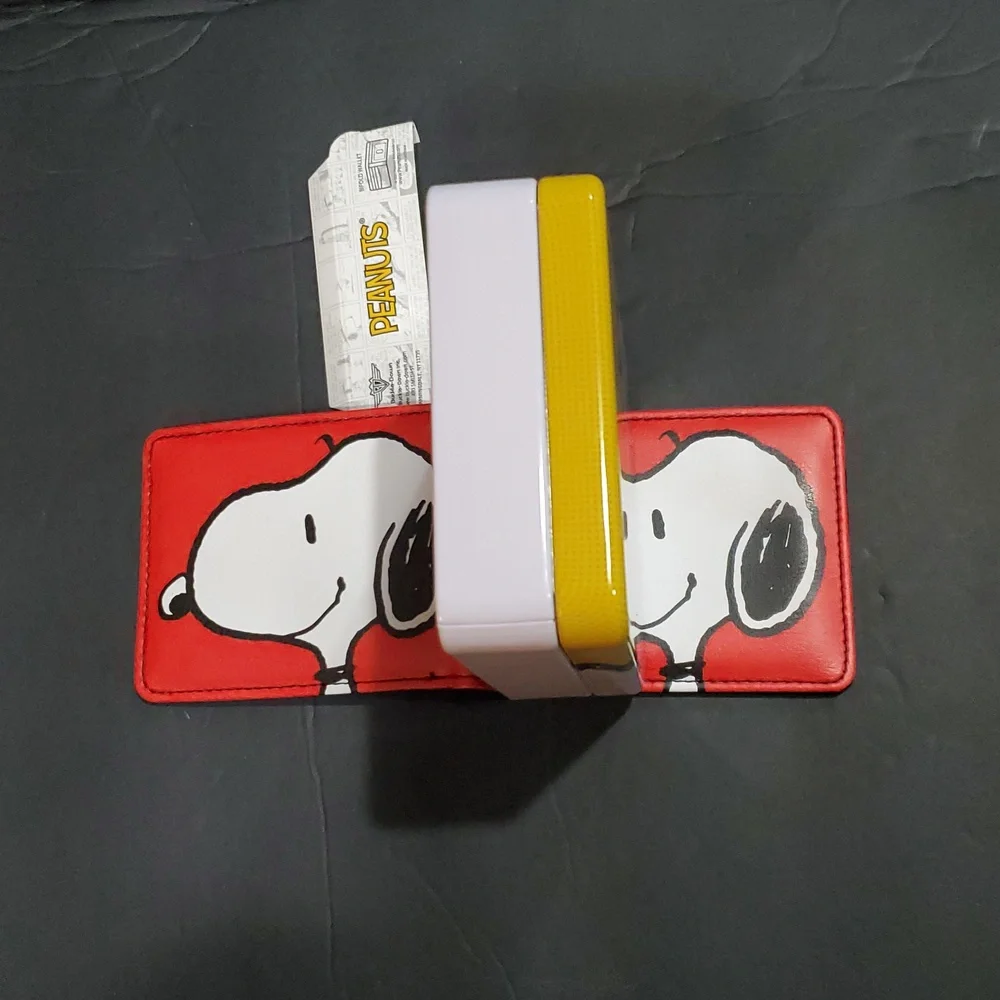 Peanuts Snoopy red oversized Snoopy printed bi-fold wallet in peanuts‎ tin case